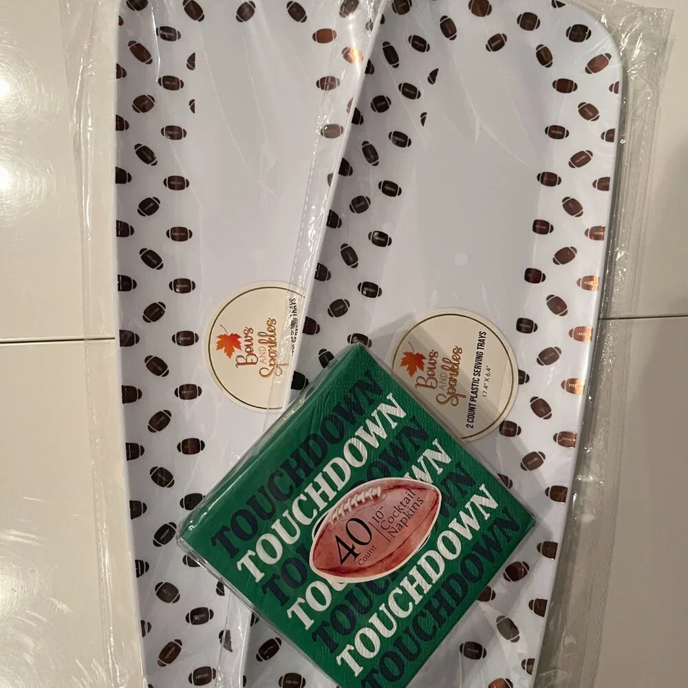 Football Plastic Serving Trays (4) and Football Napkins (new)/ps/x)‎